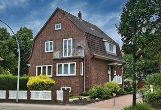 Süd-Südost: seitl. Hauseingang