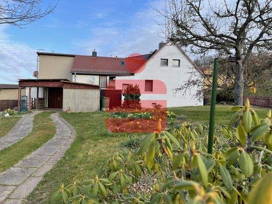 Außenansicht mit Zufahrt und Nebengelas