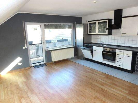 Wohnzimmer mit offener Küche