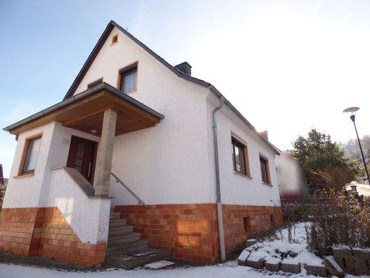 Giebelansicht mit Windfang und Eingang