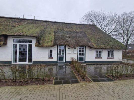 Die Nordseite mit Blick auf die Terrasse und den Eingangsbereich