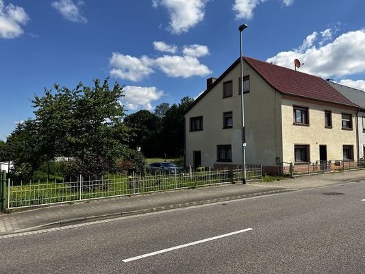 Blick auf Haus und Grundstück