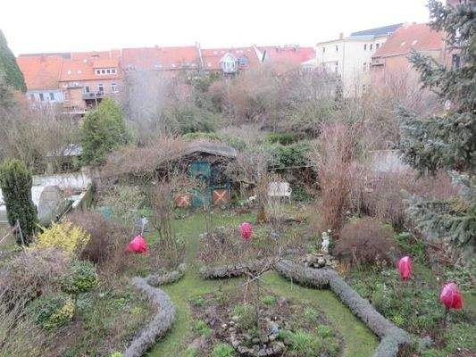 OG: Sicht aus Balkon in Garten