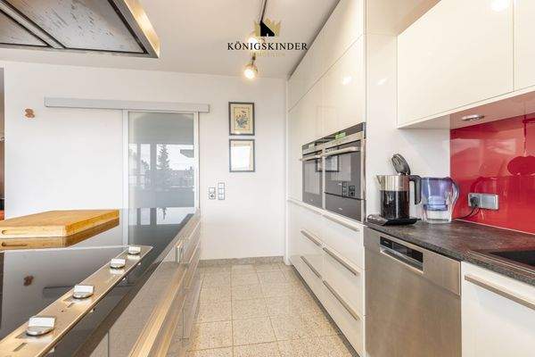 Küche, Blick zur Speiskammer