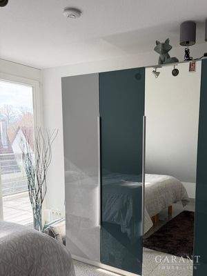 Schlafzimmer UG an Balkon anliegend