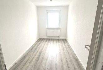 Leeres Zimmer mit Fenster