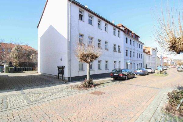 Seitenansicht und Einfahrt