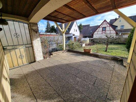 große überdachte Terrasse