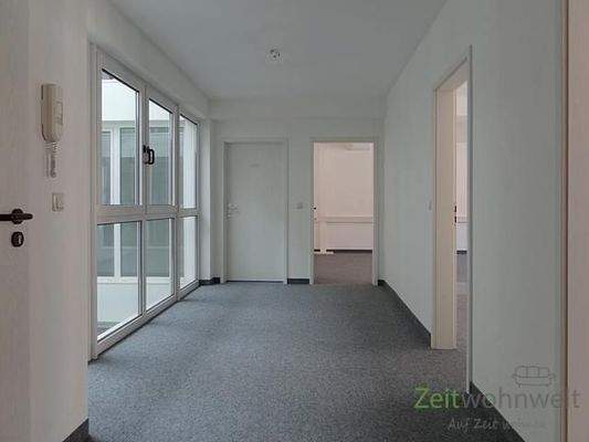 heller Flurbereich - Wartezone