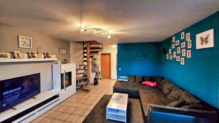 Wohnzimmer und Treppe ins DG