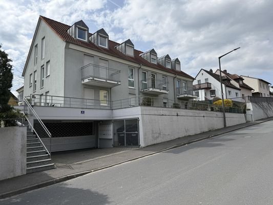 Außensicht + Tiefgarageneinfahrt