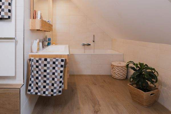 Blick auf die Badewanne im Bad ( DG ) 