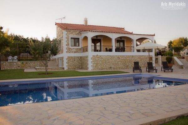 3 Luxusvillen mit Pool in Douliana