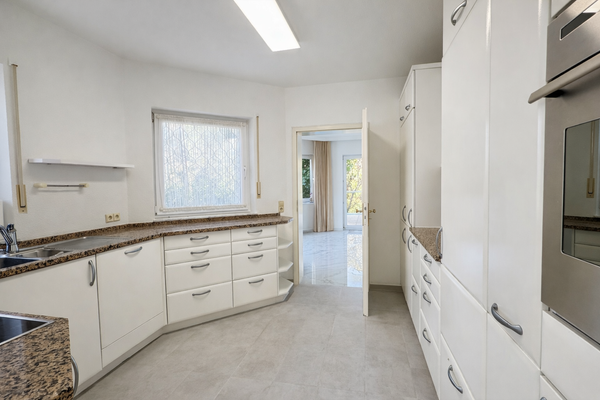 Moderne L-küche mit natürlichem Licht