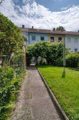 Rasenfläche mit Wäschespinne