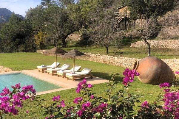 Poolbereich mit Sonnenterrasse