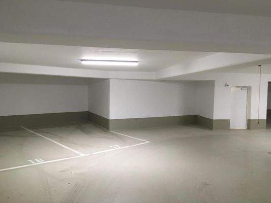 zugehörige Stellplätze i.d. TG mit Zugangstüre z. 