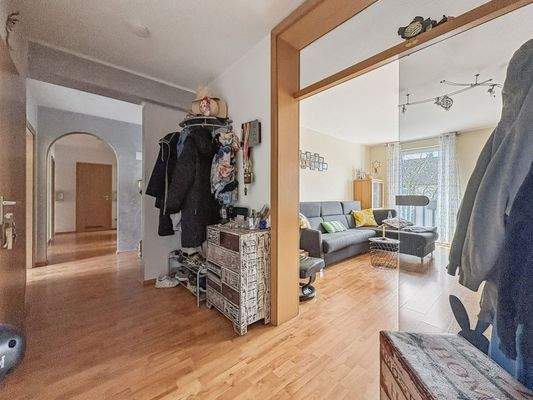 Flur mit Blick ins Wohnzimmer