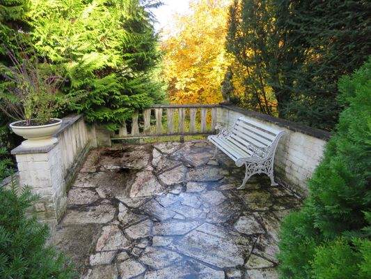 gepflasterter Freisitz im Garten 