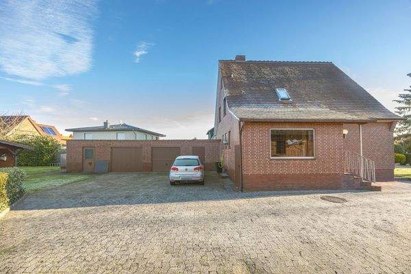 mit 2 Garagen + Lagerräumen