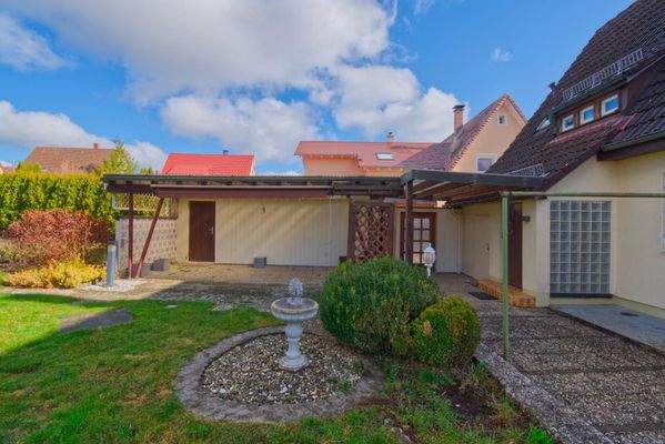 Garten mit überdachtem Freisitz