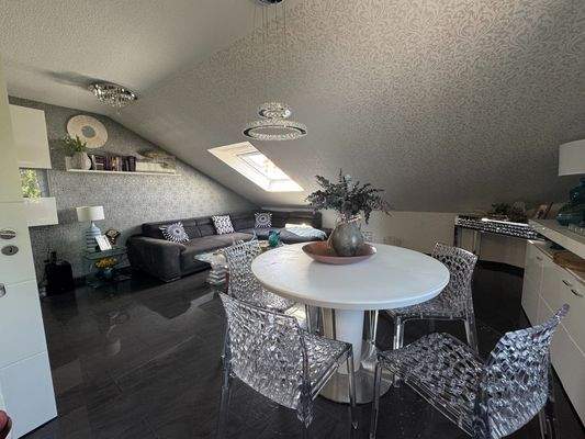 heller Wohn- und Essbereich