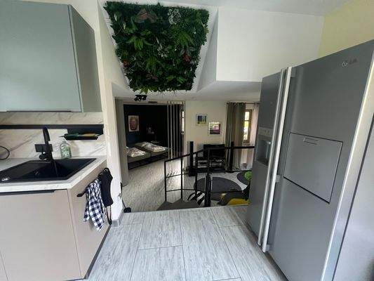 Einliegerwohnung Küche mit Blick auf den Wohn- und Schlafbereich