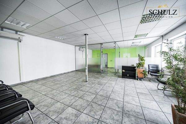 Großzügiger, lichtdurchfluteter Arbeitsbereich mit strukturierter Büroinfrastruktur