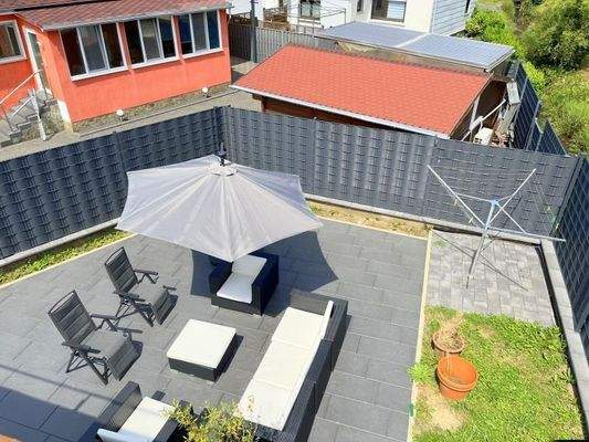 Blick von Dachterrasse auf Gartenterrasse