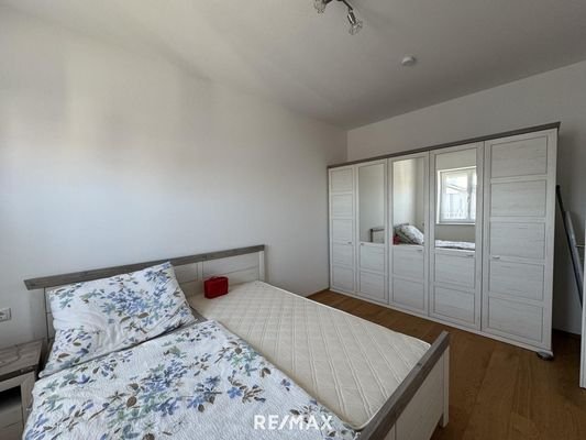 mit großem Kleiderschrank