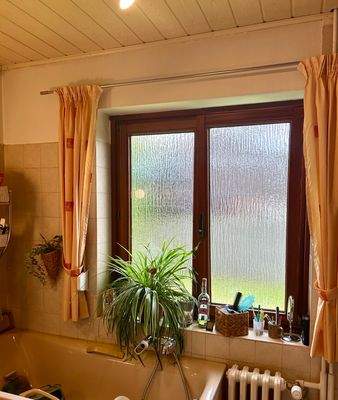 Badezimmer mit Fenster 