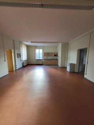 großzügiger Aufenthalts- / Schulungsraum mit 48 m²