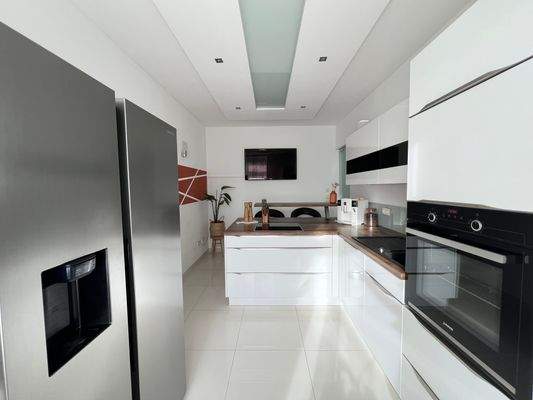 Moderne und lichtdurchflutete Küche