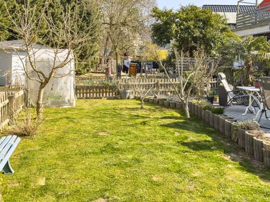 Eingezäunter Garten der unteren Einheit.jpg