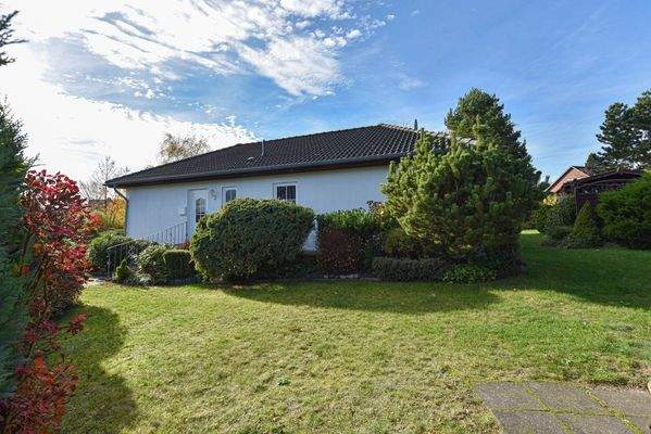 liebevoll angelegter Garten - Blumen, Bäume & Sträucher