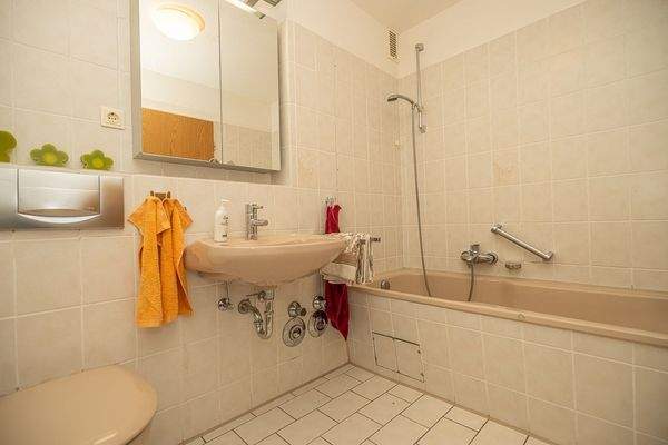 Das Wannenbad ist in dezenten Farben gestaltet