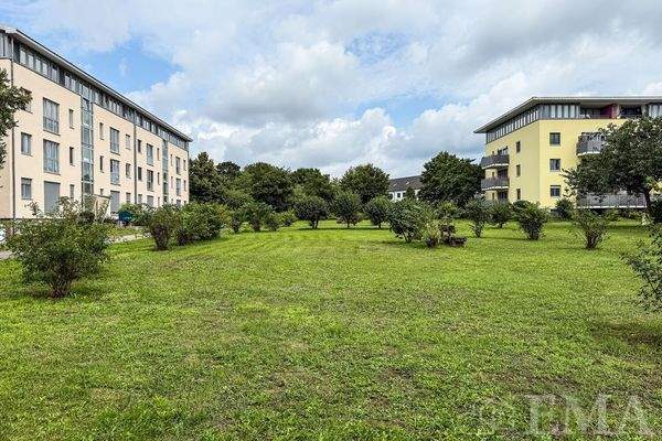 Parkähnliche Grünflächen der Wohnanlage