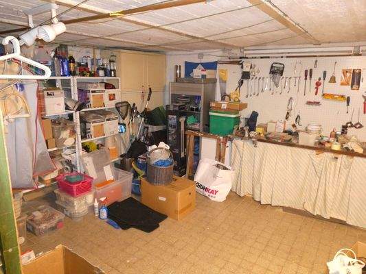 Hallo Männer! Großer Kellerraum mit Werkbank