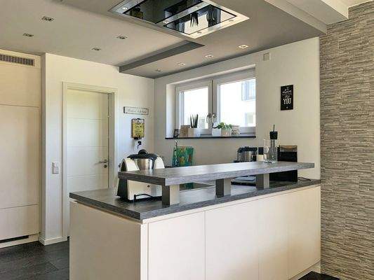 Offen gestaltete Küche im Erdgeschoss