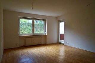 Wohnzimmer mit Balkonzugang