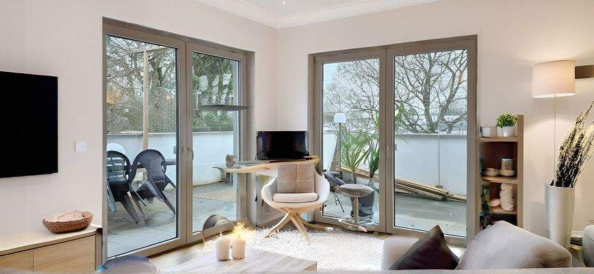 Wohnzimmer mit Blick ins Grüne (Einrichtungsbeispiel)