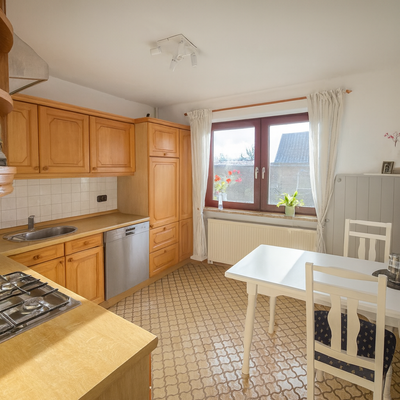 Helle Wohnküche mit viel Tageslicht