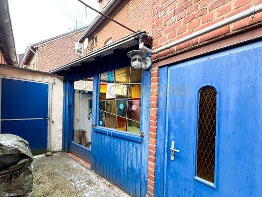 Hinterhof mit Zugang zum Wintergarten