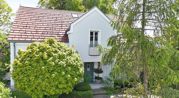 Hausansicht mit Eingangsbereich.JPG