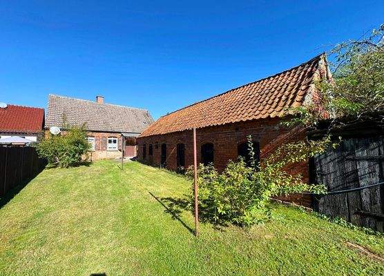 ...mit Nebengebäude