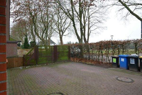 KFZ-Stellplatz direkt am Haus.JPG