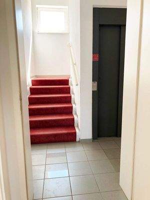 Treppenhaus mit Lift