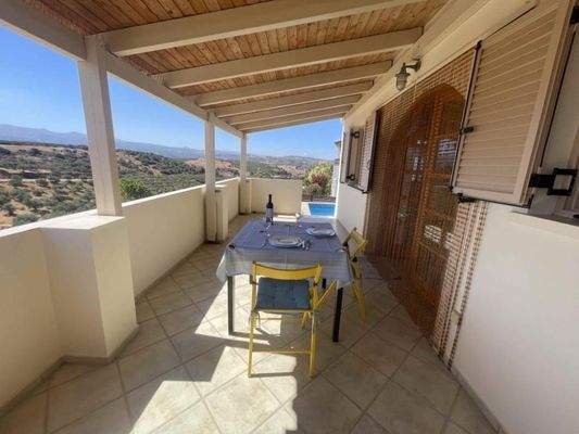 Kreta, Roumeli: Charmante Villa mit Garten und Pool zu verkaufen