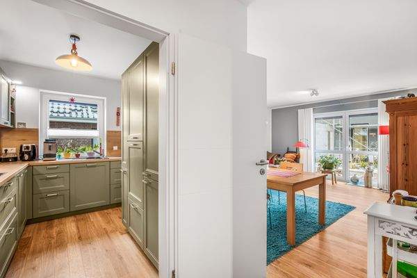 Blick in die Küche sowie in den Wohn- und Essbereich