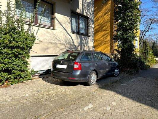 Parkplatz vor dem Haus